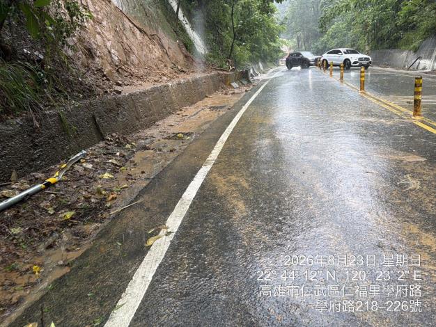大樹區186甲學府路土石滑落阻路 工務局道工處已搶修通行