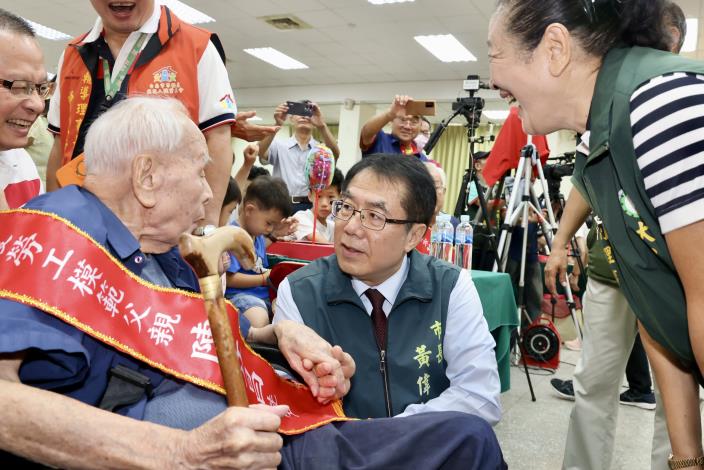 黃偉哲表揚20位勞工模範父親 感謝撐起家庭與城市幸福力量