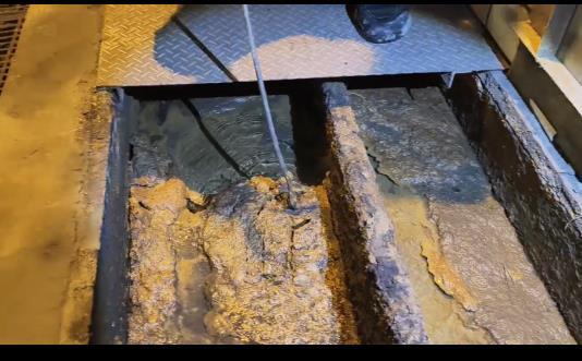 中正地下道排水溝夜間清淤 請用路人減速慢行