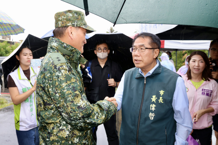 黃偉哲再赴安南火災災區　感謝國軍增援協助居民重整家...