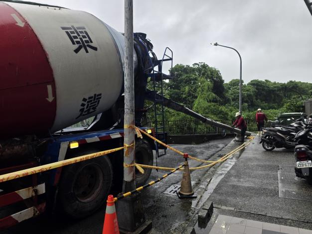 楠梓安泰街鄰鳳山厝排水護岸局部掏空　水利局緊急灌漿穩固建物基……