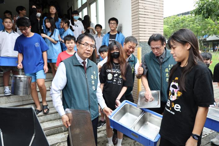 黃偉哲連兩日訪視學校午餐　肯定安平國中兼顧全齡供餐、美味健康……