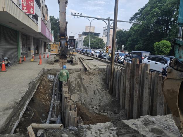 南二中前封路急查800mm自來水管漏水 防路面掏空