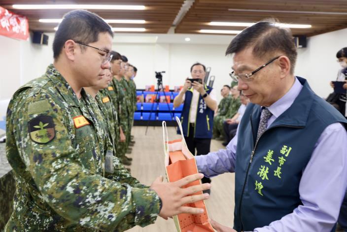 中秋前夕南市府慰勞國軍　黃偉哲感謝官兵守護家園