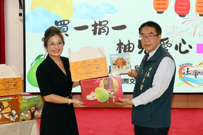 千盒文旦中秋送暖  黃偉哲感謝民間公益挺果農助弱勢