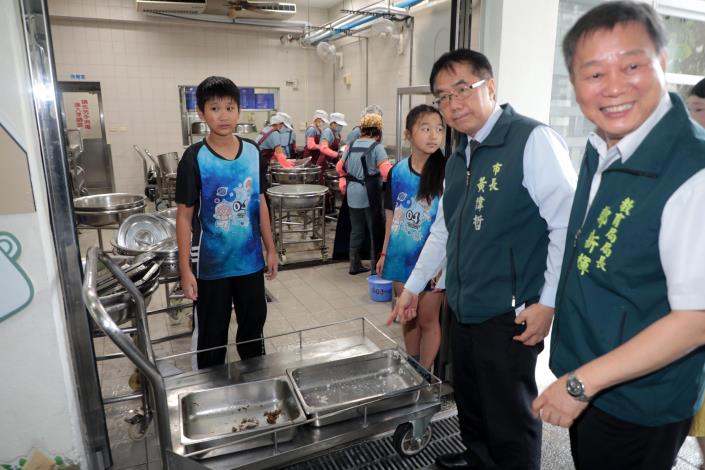黃偉哲化身「美食秘密客」突襲校園 把關免費午餐品質兼顧營養美……