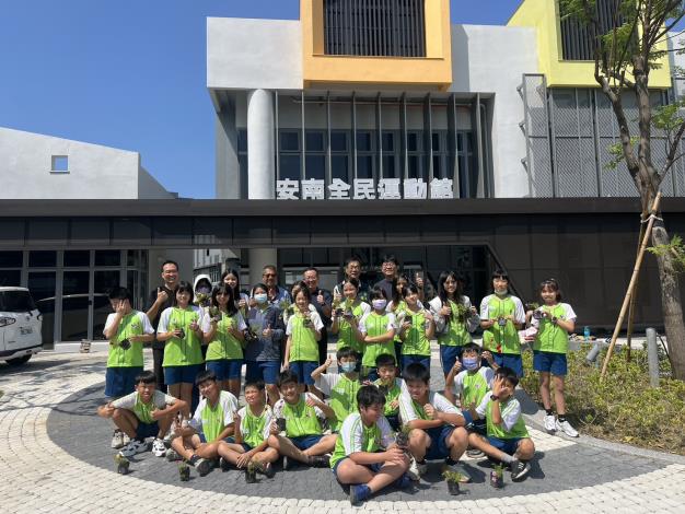 安南區全民運動館結合在地學校 帶領九份子國小學童體驗植栽落實……