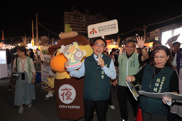 與夜奇鴨前進武聖夜市 黃偉哲加碼400張抵用券邀民逛夜市吃美食