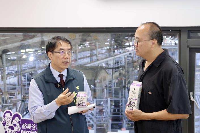黃偉哲走訪柳營地方創生團隊　肯定智慧酪農與循環經濟...