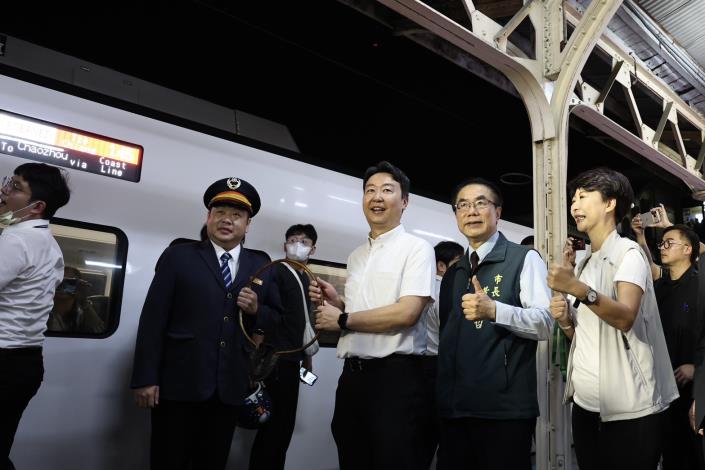 台南鐵路地下化明日通車 黃偉哲晚間現身月台送別末班...